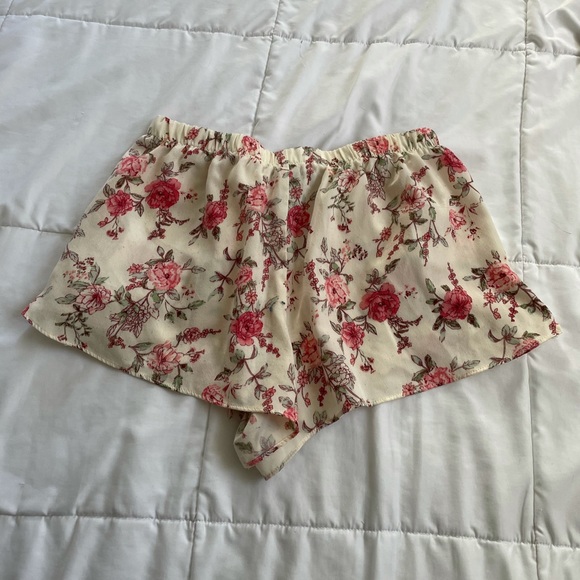 FOREVER 21 GIRLS FLORAL SHORTS - Picture 3 of 3